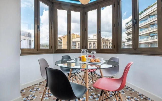 Sunny and Modernist apartment for groups in center