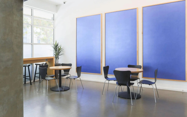 Ginosi East Bay Apartel