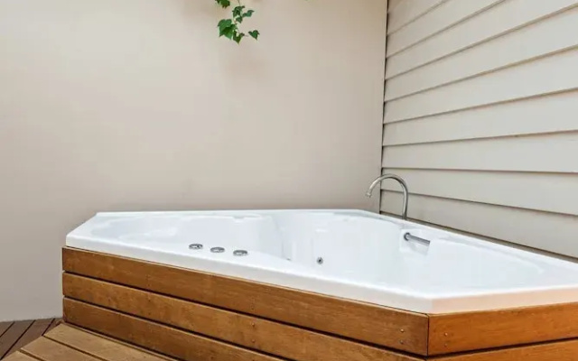 Lush 3-bed House Near the Beach