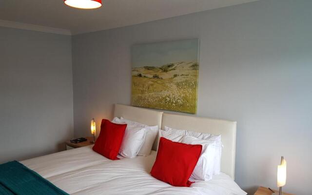 Penllech House - Huku Kwetu Notts - 3 Bedroom Spacious Lovely and Cosy with a Free Parking- Affordable and Suitable to Group Business Travellers