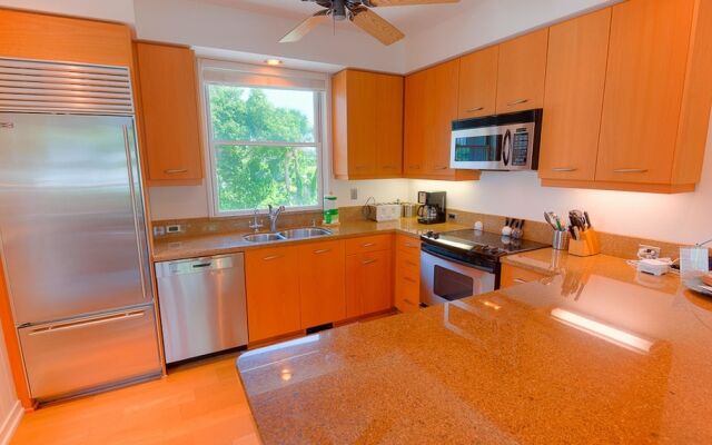 Hunters Point Apartment 6