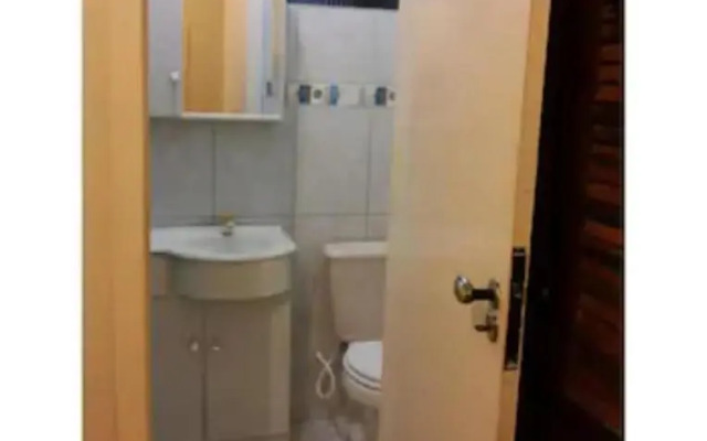 Apartamento térreo com ar condicionado bem localizado