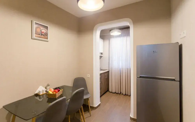 Falcon Apartments - 300 Aragveli
