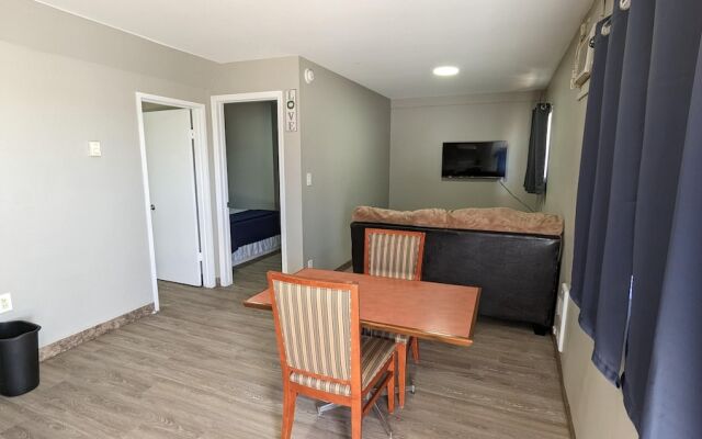 Riverside Motel & Suites