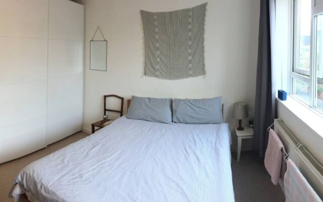 Spacious North London Flat With Balcony