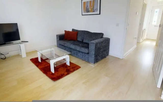 Stayzo Cole Green Lane - Free Parking