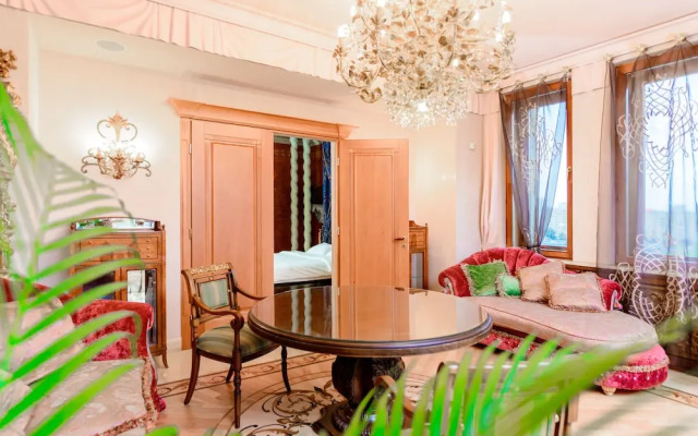 Funny Dolphins Apartments White House