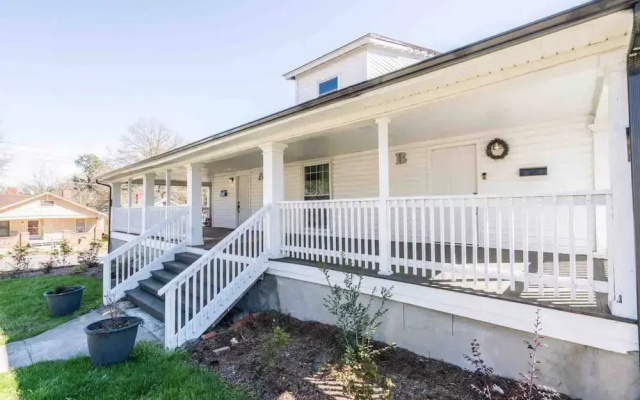 Renovated 3 Bedroom Close to Downtown