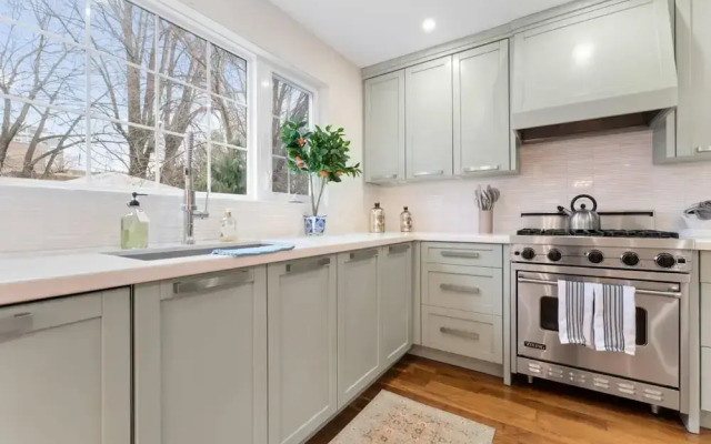 Spacious 2bdrm Home in Burlington