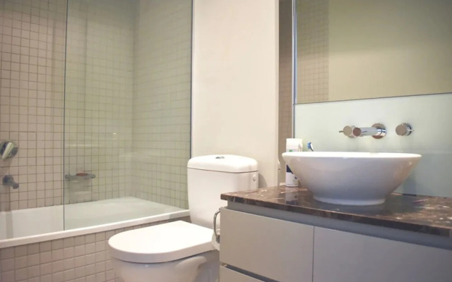 Light Filled Modern 1 Bedroom Apartment Close To Beach