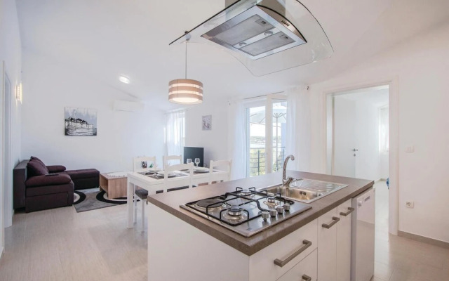 Stunning Home in Veli Rat With Wifi and 2 Bedrooms