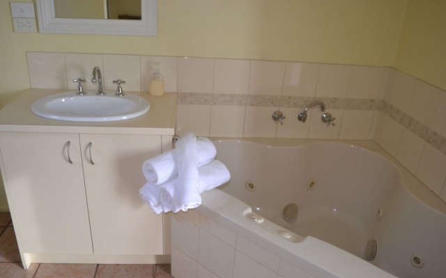 Lorne Cottages Ocean Views - Log Fires & Spas – Bathroom – Lorne