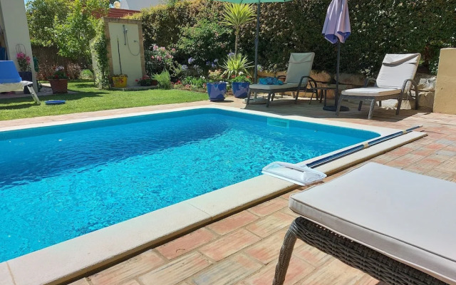 Beautiful 2-bed Villa in Quinta do Lago With Pool