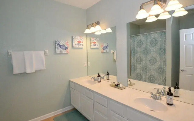 Luxury Townhome 3 Bedroom Condo by Redawning