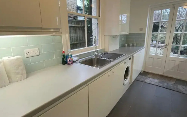 House - Sleeps 6 - Garden - Parking