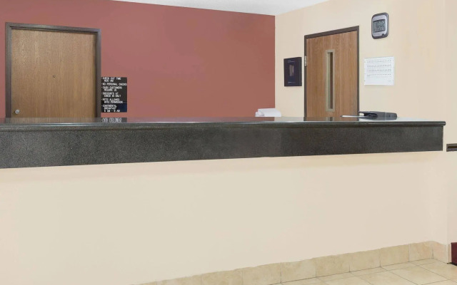 Super 8 by Wyndham Galesburg