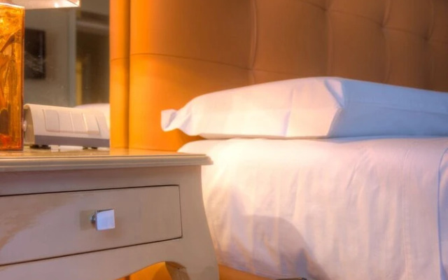 Spanish Steps Hills Apartment