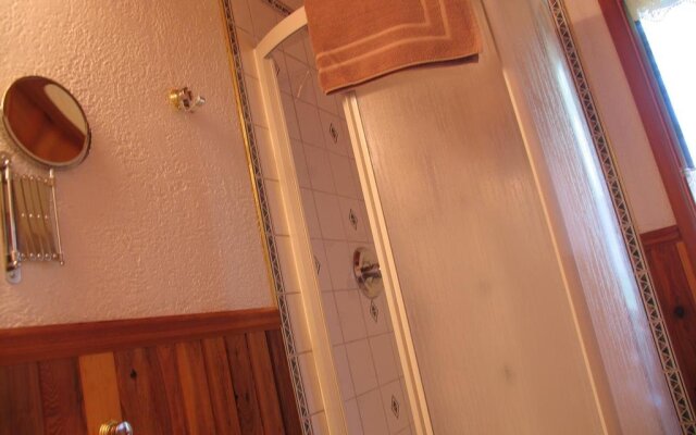 Blue Grouse Country Inn Bed & Breakfast