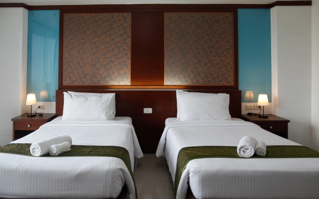 Convenient Grand Hotel (SHA Extra Plus)