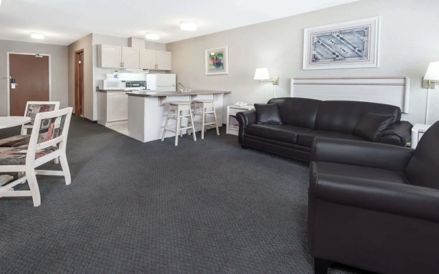 Stony Plain Inn and Suites