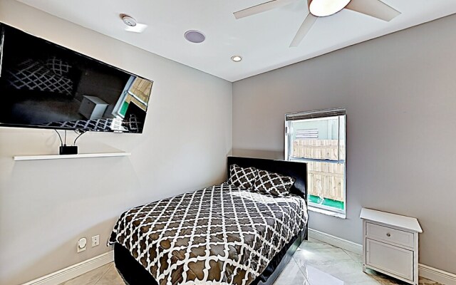 New Listing! Sumptuous Near Beach W/ Pool 3 Bedroom Home