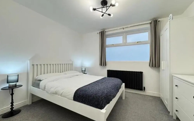 4 Guests - 2 Bedrooms - Parking - 9min City Centre