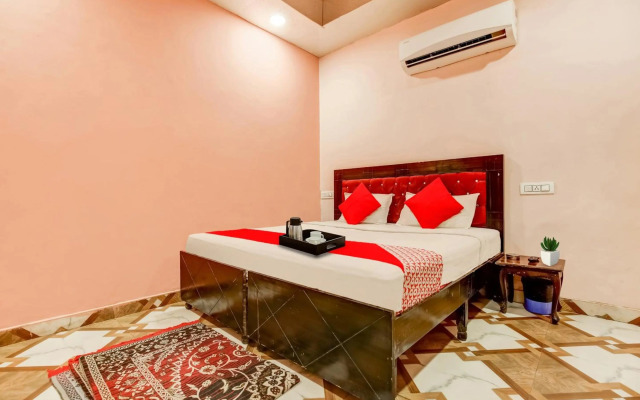 OYO Flagship 70340 Hotel Colour