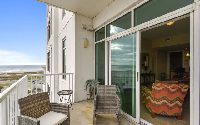 Emerald 707 2 Br condo by RedAwning