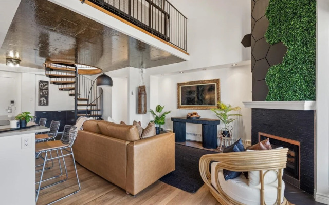 The Lost No Service Fees Penthouse Hot Tub