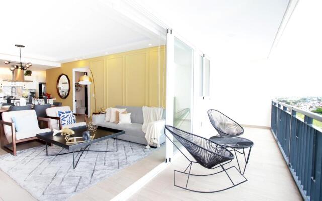 RealLuxe Stylish apartment with pool and gym