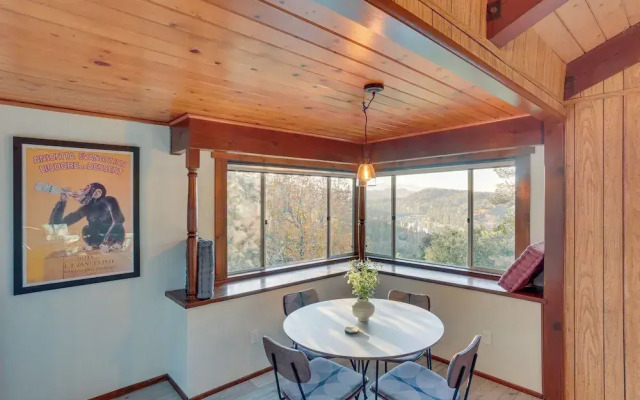 Crestline Cabin: Mountain Views & Fire Pit!