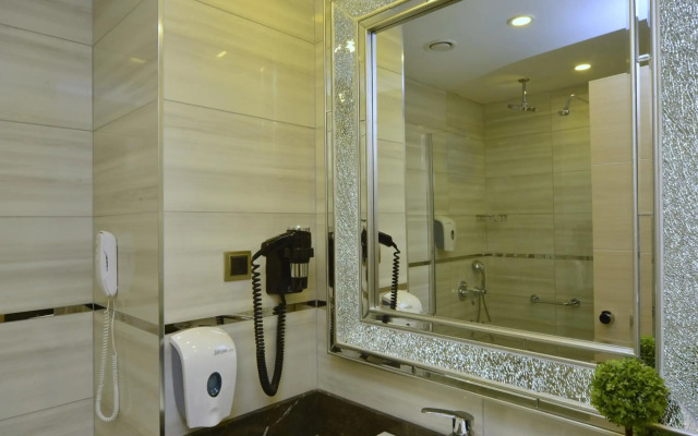 Azura Deluxe Resort & Spa