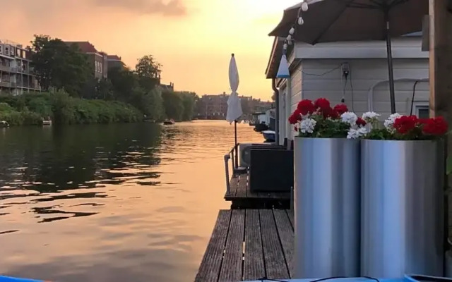 Luxury studio on Robs houseboat