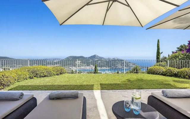 Majestic Villa With Harbour Views