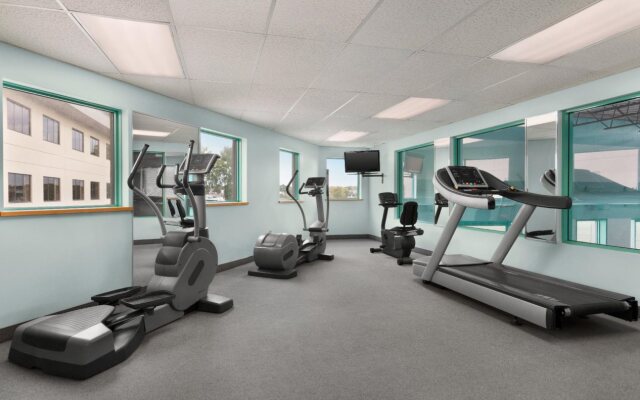 Ramada by Wyndham Belleville Harbourview Conference Centre