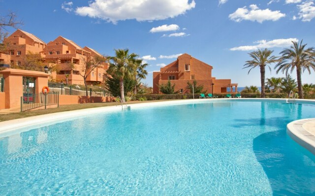 Delightful 2 Bed Apartment with sea views PW10