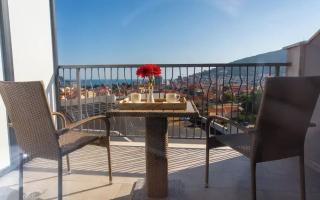 Rooftop Apartments & Rooms