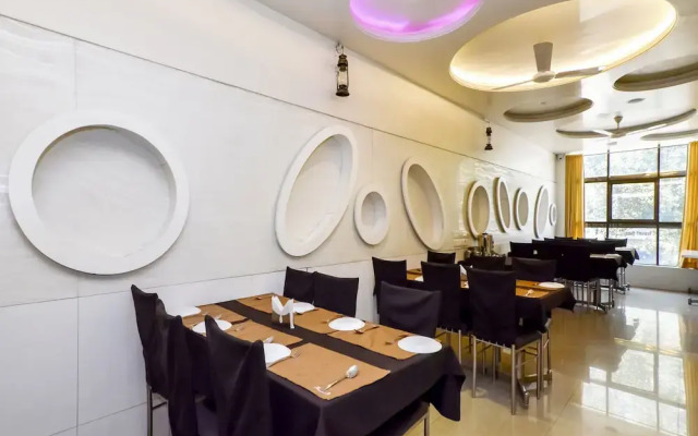 OYO 2453 Hotel Mangesh Plaza