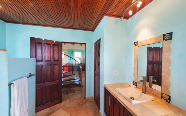 Lucky Duck Villa - Private Beach Escape