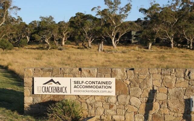 Ecocrackenback 17 'Sustainable, luxurious chalet close to the slopes.'