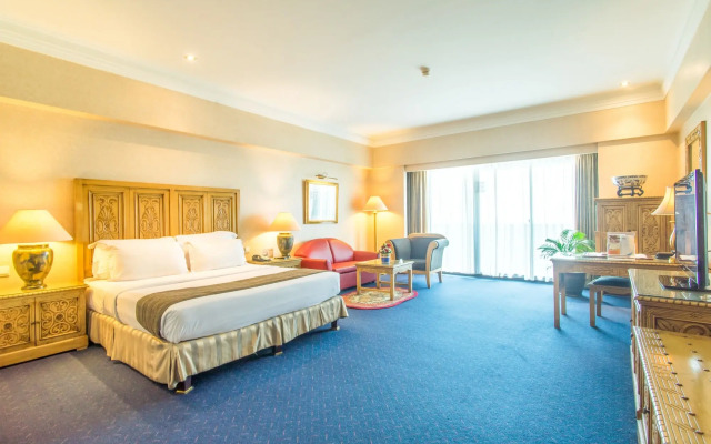 Sunlake Waterfront Resort and Convention