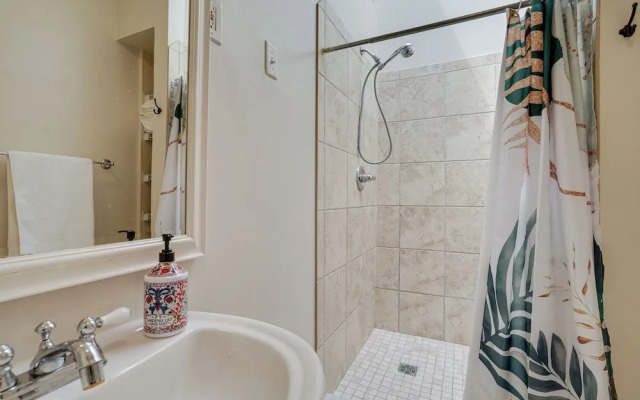 Bright Minneapolis Apartment - 1 Mi to Downtown!