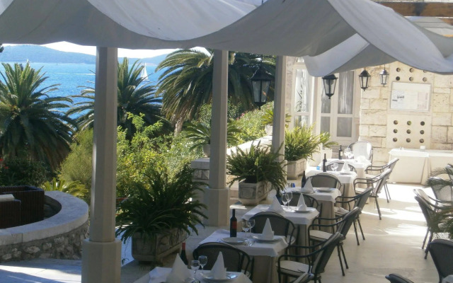 Hotel Moeesy, Blue & Green Oasis