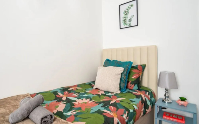 Spacious 3 Bed Flat-free Parking