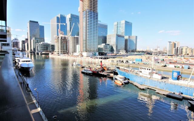 Canary Wharf Luxury River view apartment