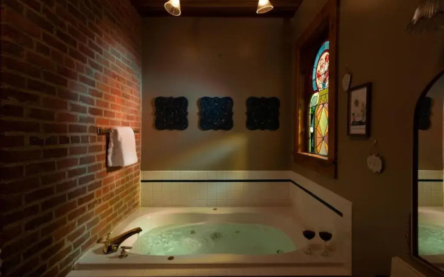 Renaissance Riverboat Suites And Rooms