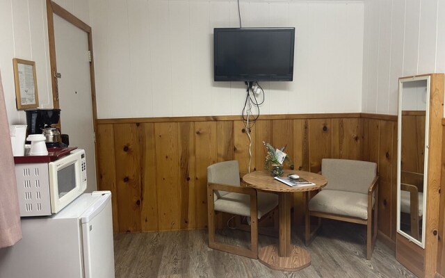 Saddle & Surrey Motel
