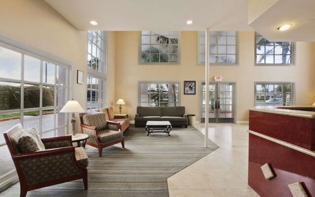 Days Inn & Suites by Wyndham San Diego Near Sea World