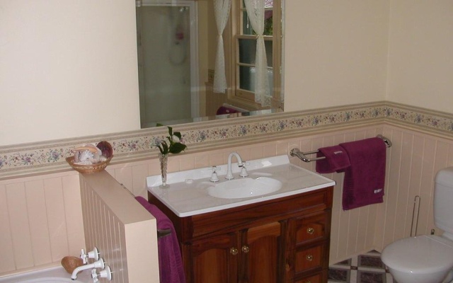 Coronation Cottage – Bathroom – South Launceston