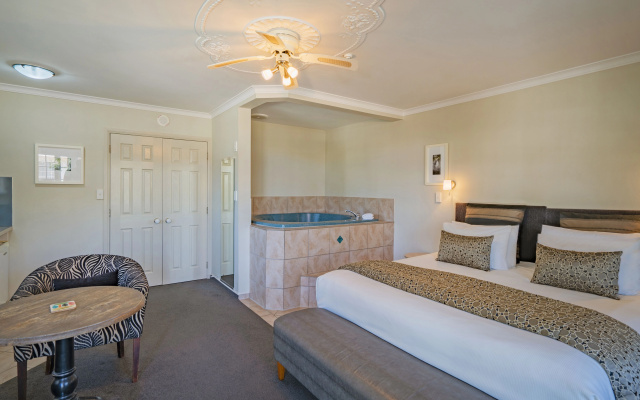 Silver Fern Rotorua Suites & Spa – Guest Rooms – Rotorua